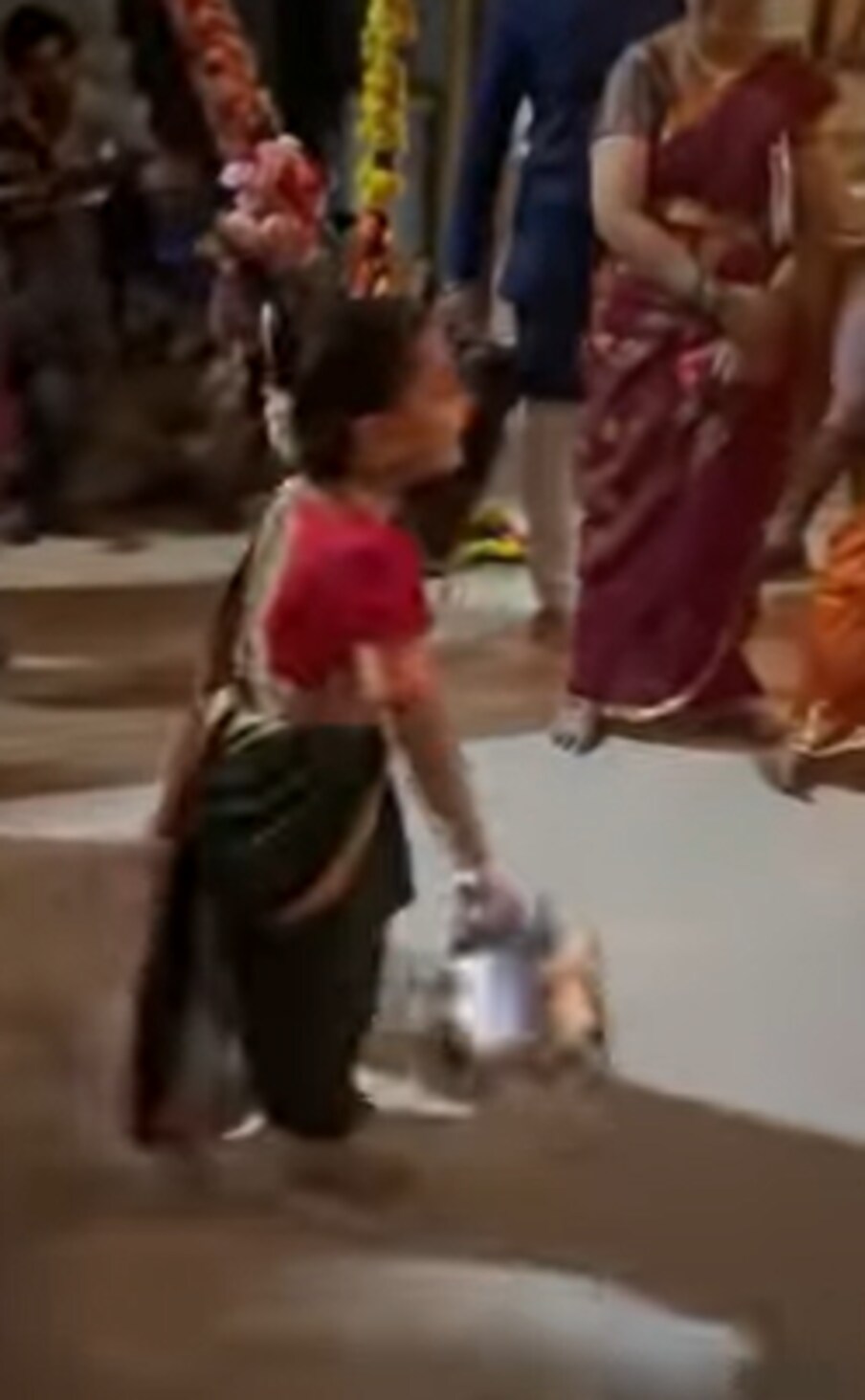  चिमुकल्या परीचा मंगळागौर खेळतानाच एक व्हिडीओ सोशल मीडियावर व्हायरल होत आहे. यामधील परीचा लुक आणि क्युट डान्स चाहत्यांना तिच्या प्रेमात पाडतोय.