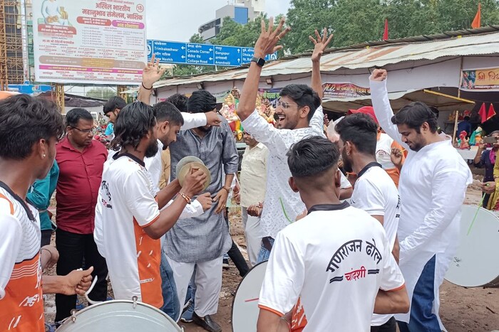ढोल-ताशांच्या गजरात आणि गणपत्ती बाप्पा मोरयाच्या जयघोषामध्ये घरोघरी गणपती बाप्पाचे स्वागत करण्यात येत आहे. 
