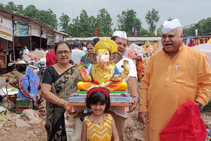  लहान मुलांना तर बाप्पाच्या आगमनाची खूप आतुरता होती. आता बाप्पाला घरी घेऊन जात असताना त्यांच्या चेहऱ्यावर आनंद दिसत आहे.