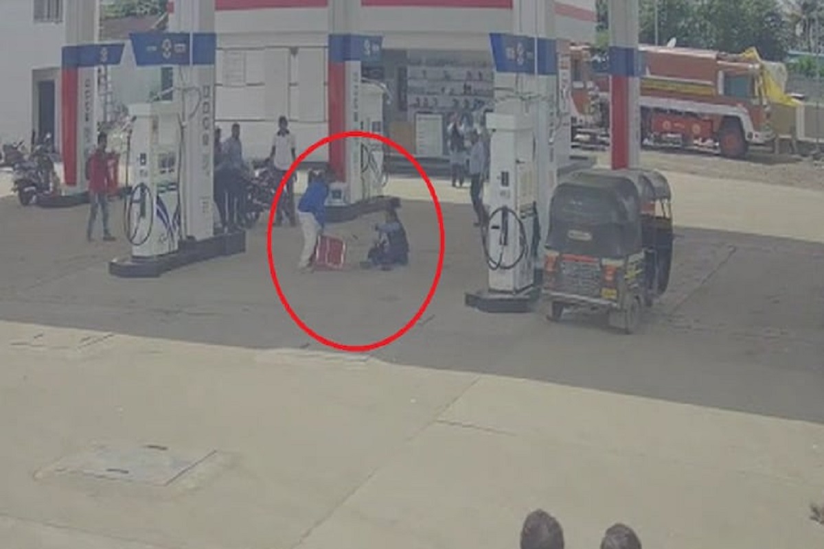 VIDEO| ब्रेकअप केल्याच्या रागातून पेट्रोलपंपावर तरुणीवर जीवघेणा हल्ला
