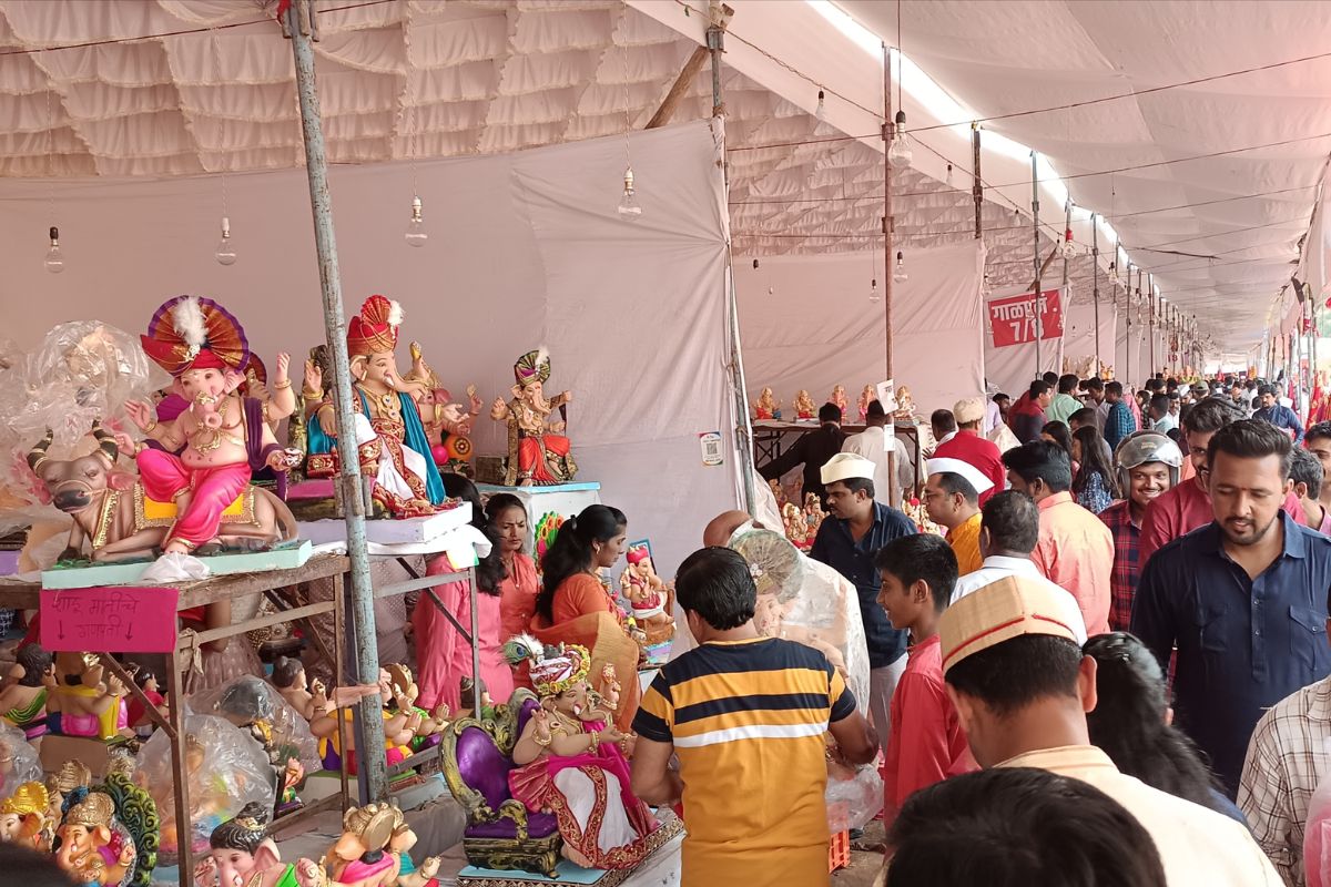 नाशिक, 31ऑगस्ट : आपल्या सर्वांच्या लाडक्या गणपती बाप्पाचं आज घरोघरी आगमन होत आहे. या गणेशोत्सवाचा उत्साह राज्यभर पाहायला मिळत आहे.नाशिक मधीलही बाजारपेठांमध्ये नागरिकांनी सकाळ पासूनच गणपती बाप्पाची मूर्ती घेण्यासाठी गर्दी केली आहे.