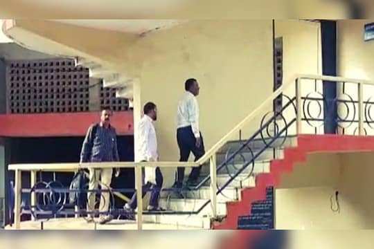 Nashik ACB Raid : आदिवासी विभागाच्या अधिकाऱ्यांच्या घरात छापा, नोटा मोजण्यासाठी मशीनची गरज एवढा पैसा जप्त