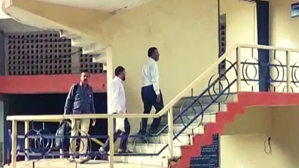 Nashik ACB Raid : आदिवासी विभागाच्या अधिकाऱ्यांच्या घरात छापा, नोटा मोजण्यासाठी मशीनची गरज एवढा पैसा जप्त