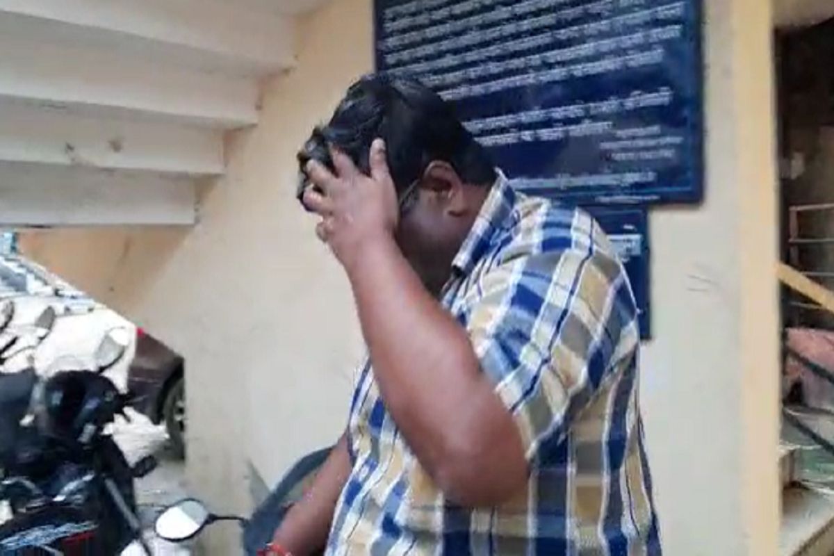 VIDEO : नाशिकमध्ये बड्या अधिकऱ्यावर तोंड लपविण्याची नामुष्की, ACB अधिकाऱ्यांनी रंगेहाथ आवळल्या मुसक्या