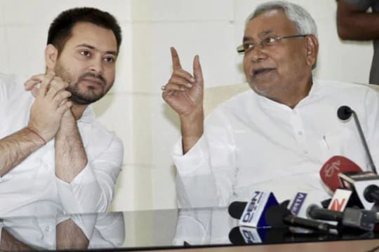 आज दुपारी 2 वाजता नितीशकुमार हे पुन्हा एकदा मुख्यमंत्रिपदाची शपथ घेणार आहे. 21 महिन्यांपूर्वीच नितीशकुमार यांनी भाजपसोबत सरकार स्थापन केलं होतं.