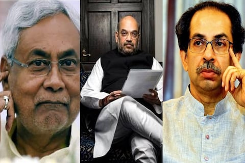 बिहारचे मुख्यमंत्री नितीश कुमार (Nitish Kumar Resigns) यांनी राजीनामा देऊन पुन्हा एकदा भाजपची (BJP) साथ सोडली आहे. जेडीयूची (JDU) अवस्थाही शिवसेनेसारखी (Shivsena) होऊ शकते हे संकेत मिळताच नितीश कुमार यांनी हे पाऊल उचललं आहे. 