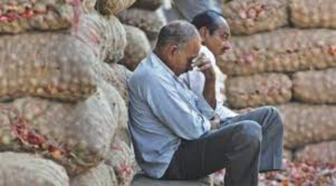 कांद्याबाबत सरकारने नेहमी धरसोड भूमिका घेतल्याने शेतकऱ्यांना नुकसानीला सामोरे जावे लागत असल्याने शेतकरी आंदोलनाच्या पावित्र्यात आहेत.
