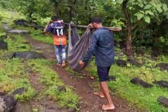 Palghar : देशाला 75 वर्षे पूर्ण झाली तरीही रस्ता नसल्याने जुळ्या बालकांचा मृत्यू; पालघर जिल्ह्यात ह्रदयद्रावक घटना