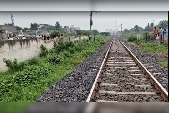 Pandharpur Accident : परप्रांतीय मजुरांना रेल्वेनं चिरडलं, 2 जागीच ठार, रुळावर सापडल्या दारूच्या बाटल्या
