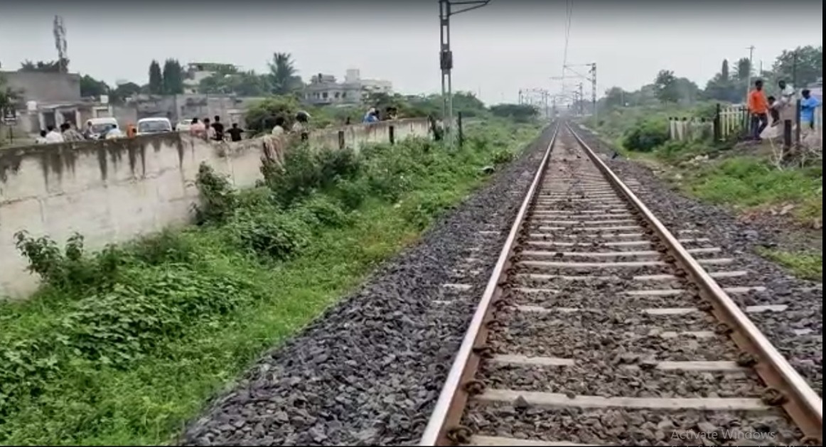 Pandharpur Accident : परप्रांतीय मजुरांना रेल्वेनं चिरडलं, 2 जागीच ठार, रुळावर सापडल्या दारूच्या बाटल्या