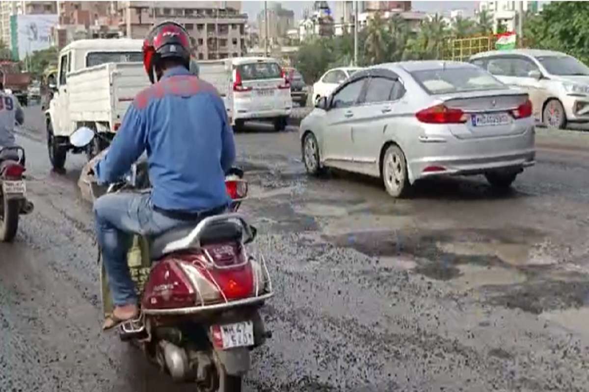 मुंबई-दहिसर प्रवास ठरला अखेरचा, खड्डा पाहून ब्रेक मारताच डंपरची धडक, नंतर चिरडलं, भयानक घटना