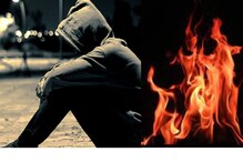 महिलांसमोर प्रायव्हेट पार्ट दाखवून अश्लील कृत्य, शेवटी अंतर्वस्त्रात लावली आग महिलांसमोर प्रायव्हेट पार्ट दाखवून अश्लील कृत्य, शेवटी अंतर्वस्त्रात लावली आग