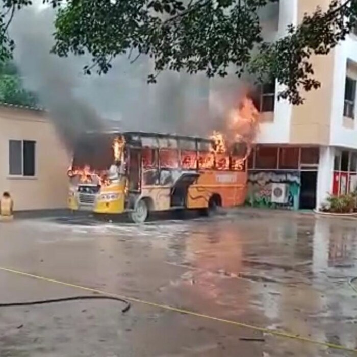 पुण्यातील हडपसर येथे शाळेच्या बसला आग लागल्याची घटना समोर आली आहे. 
