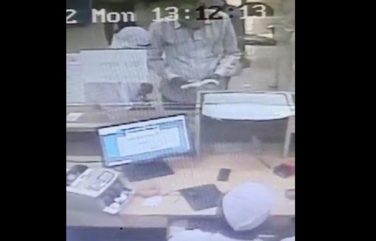 Pune Crime : सेवानिवृत्त शिक्षक महिलेला बँकेतच लुटण्याचा गंभीर प्रकार, घटना सीसीटीव्हीत कैद