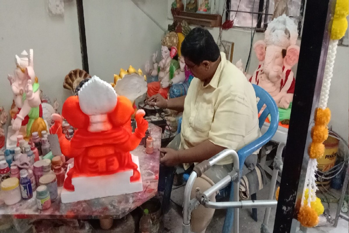 Pune: आले अपंगत्व तरी हरली नाही जिद्द! बाप्पाच्या आशीर्वादानं उभा केला संसार, VIDEO