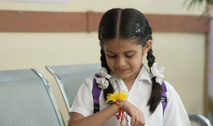  मैत्रीच्या नात्याने दीपिका कार्तिकीला राखी बांधणार आहे. 