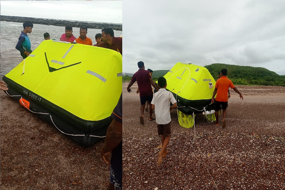 BREAKING : रायगडमध्ये आणखी एक बोट आढळली, काही जण पळून गेल्याचा संशय