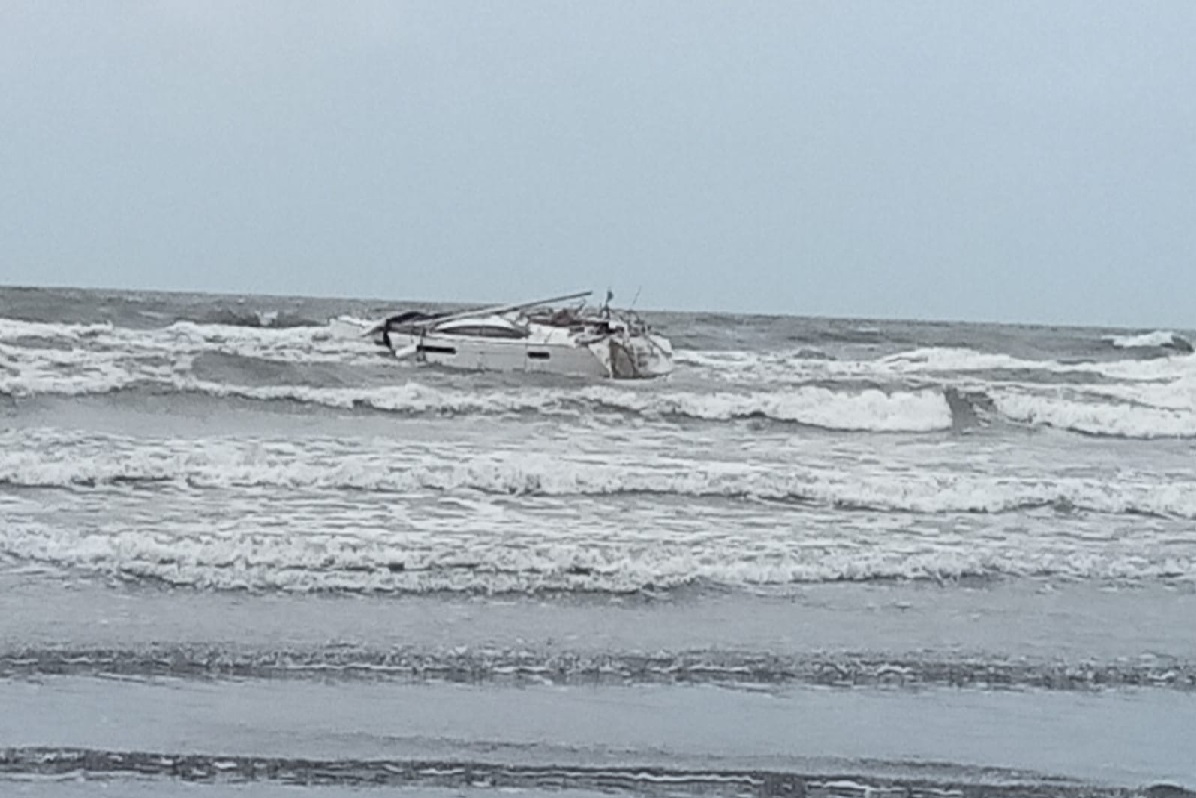 BREAKING : रायगडमध्ये समुद्र किनाऱ्यावर आढळली संशयास्पद बोट, शस्त्र सापडल्याची माहिती