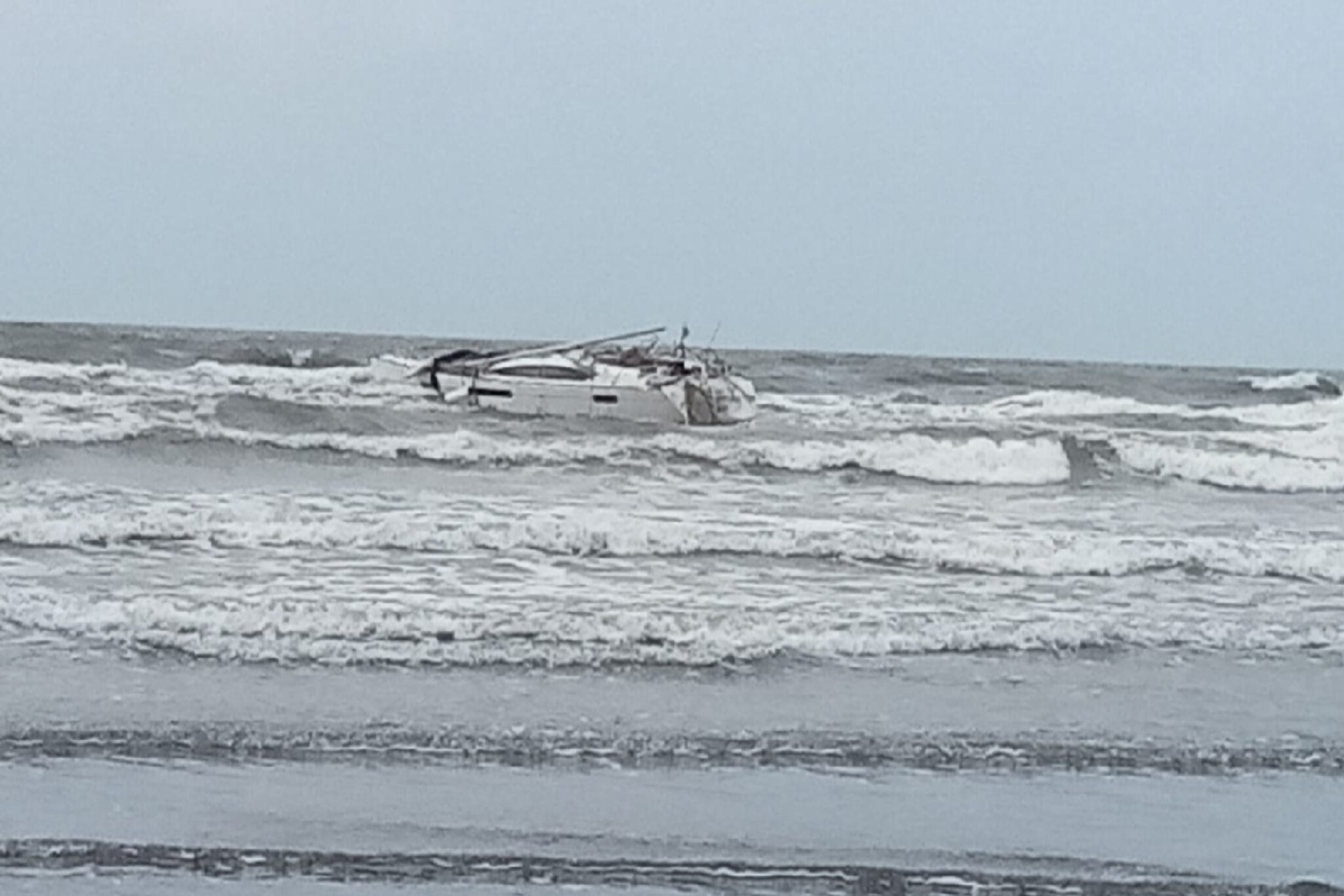 रायगडमध्ये समुद्र किनाऱ्यावर आढळली संशयास्पद बोट, शस्त्र सापडल्याची माहिती