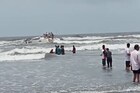 raigad boat : हरिहरेश्वरच्या किनाऱ्यावर आढळली संशयास्पद बोट, घटनास्थळाचा VIDEO