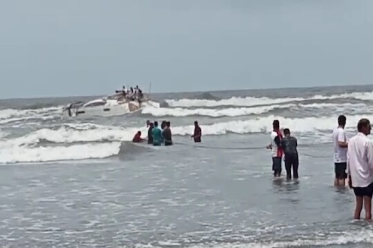 raigad boat : हरिहरेश्वरच्या किनाऱ्यावर आढळली संशयास्पद बोट, घटनास्थळाचा पहिला VIDEO