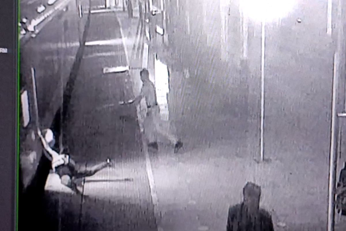 प्लॅटफॉर्मवर आपले कर्तव्य बजावत असलेल्या आरपीएफ जवान प्रमोद कुमार यांनी ते बघताच काही क्षणाच्या विलंबन न करता