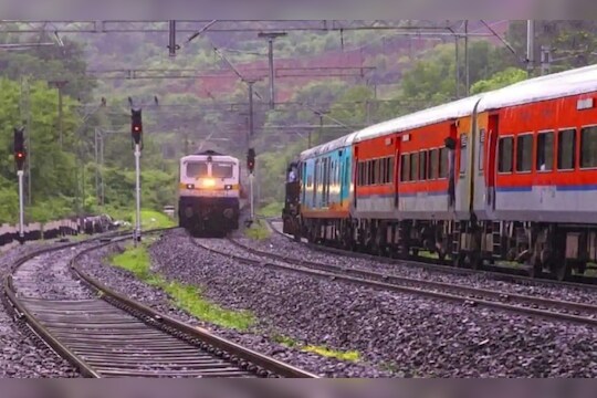 Railway Seat Reservation : रेल्वेत लांब पल्ल्याचा प्रवास करत असाल तर जाणून घ्या सुरक्षित अन् आरामदायी प्रवासासाठी काही महत्त्वाचे नियम