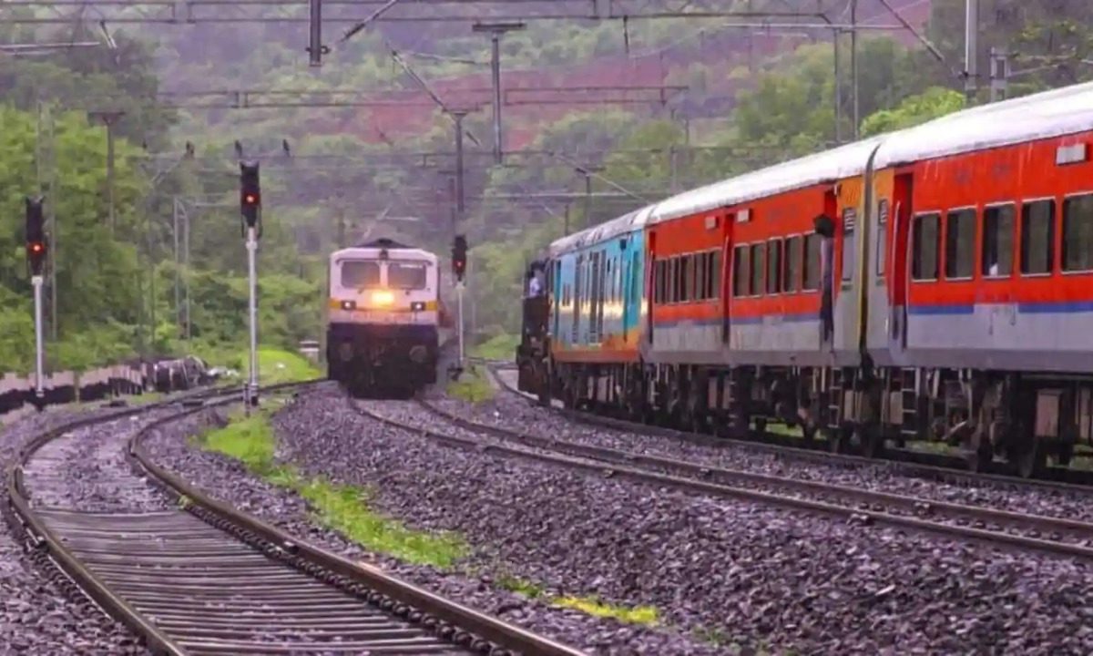 Railway Seat Reservation : रेल्वेत लांब पल्ल्याचा प्रवास करत असाल तर जाणून घ्या सुरक्षित अन् आरामदायी प्रवासासाठी काही महत्त्वाचे नियम