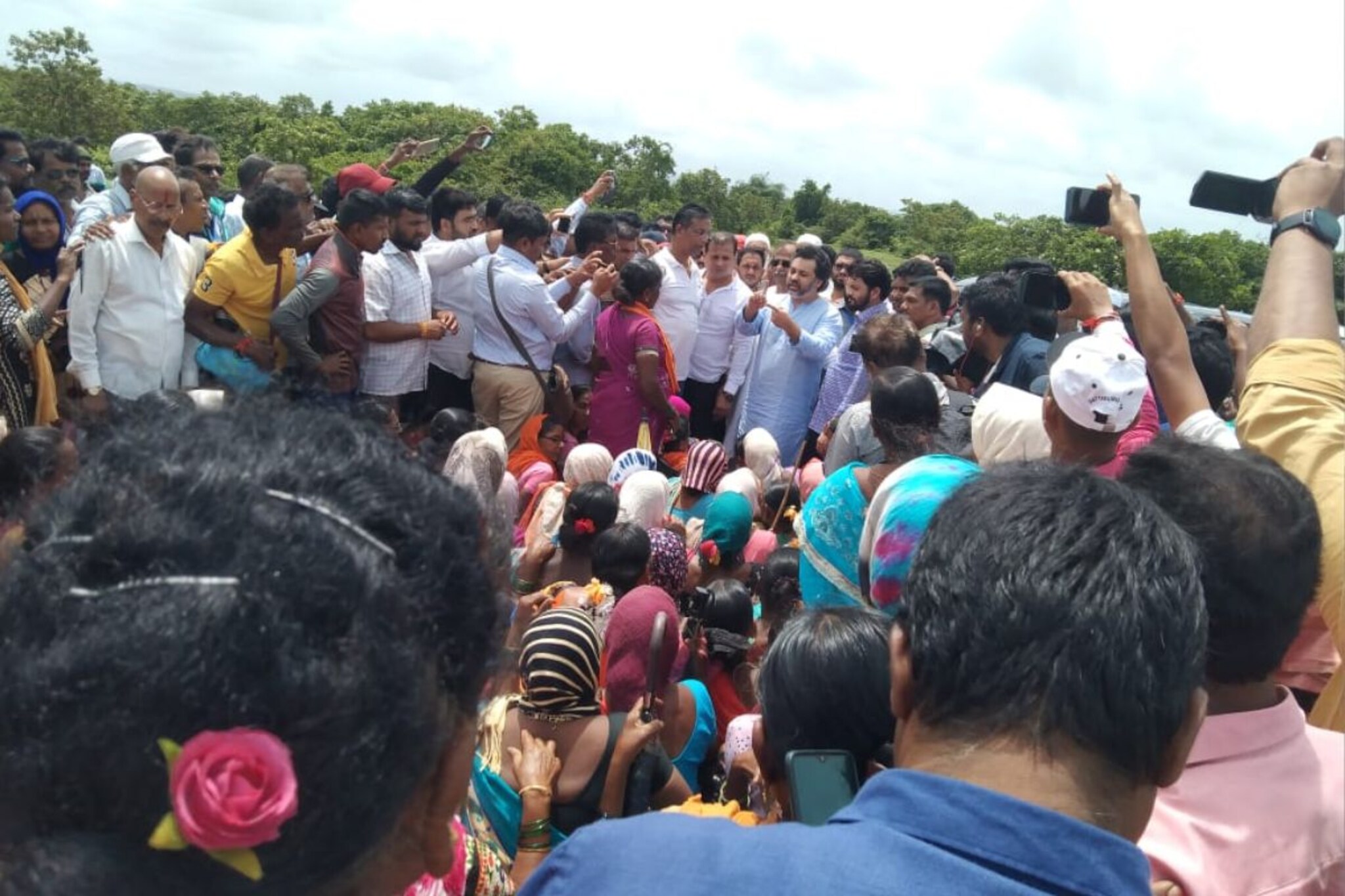 रिफायनरी चांगली कशी? गावकऱ्यांनी निलेश राणेंना धरले धारेवर, ताफा अडवला