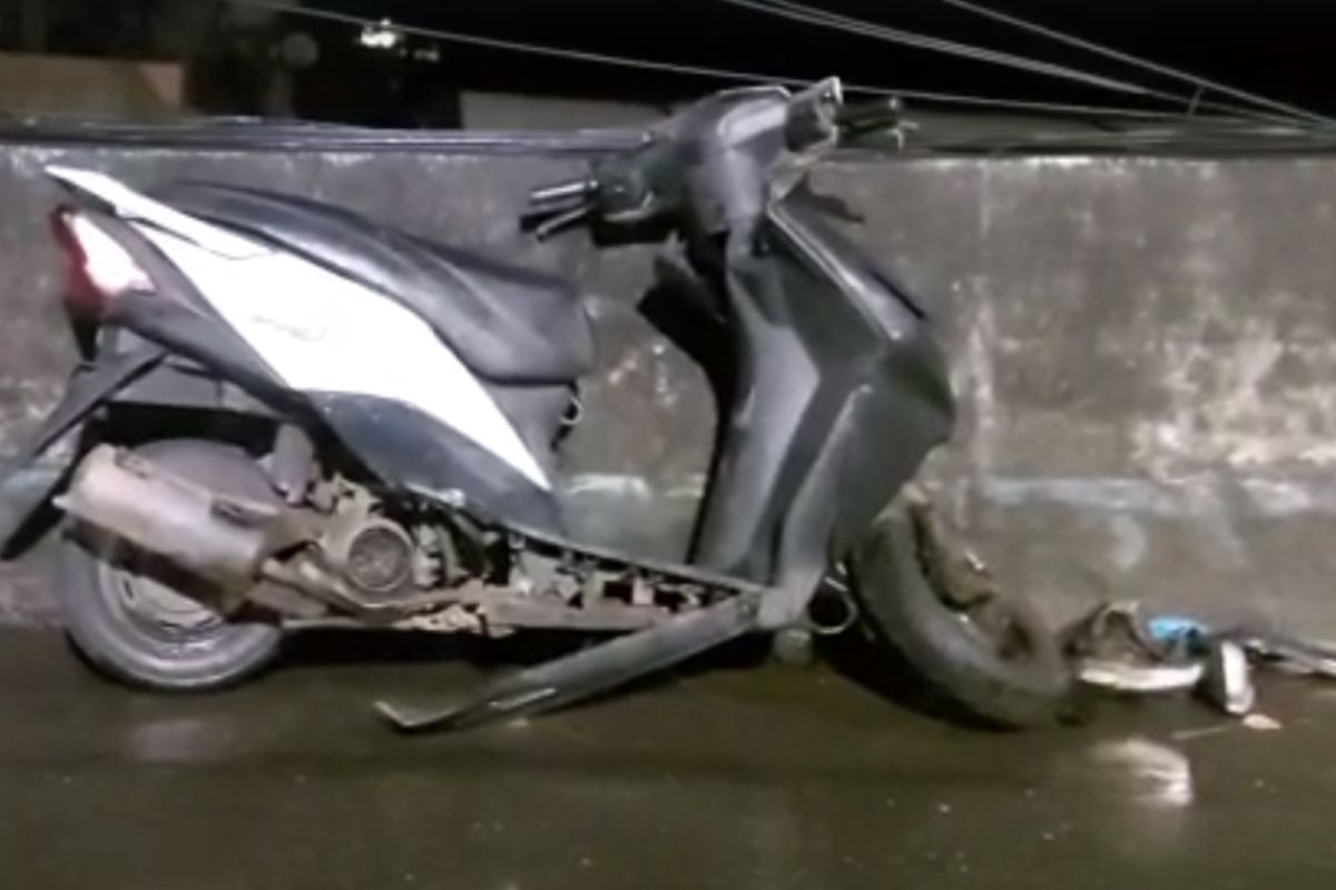 भिवंडी शहरातील जकात नाका येथील राजीव गांधी उड्डाणपुलावर ही घटना घडली. सुसाट वेगात आलेल्या दुचाकीची पुलाच्या कठड्याला धडक बसल्याने...