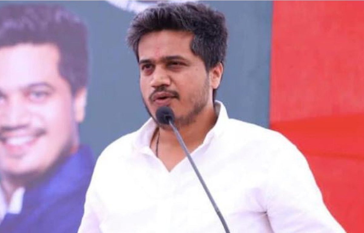 राजकारणाच्या माध्यमातून समाजसाठी माझ्यावर जी जबादारी येईल ती मी पार पाडेल'