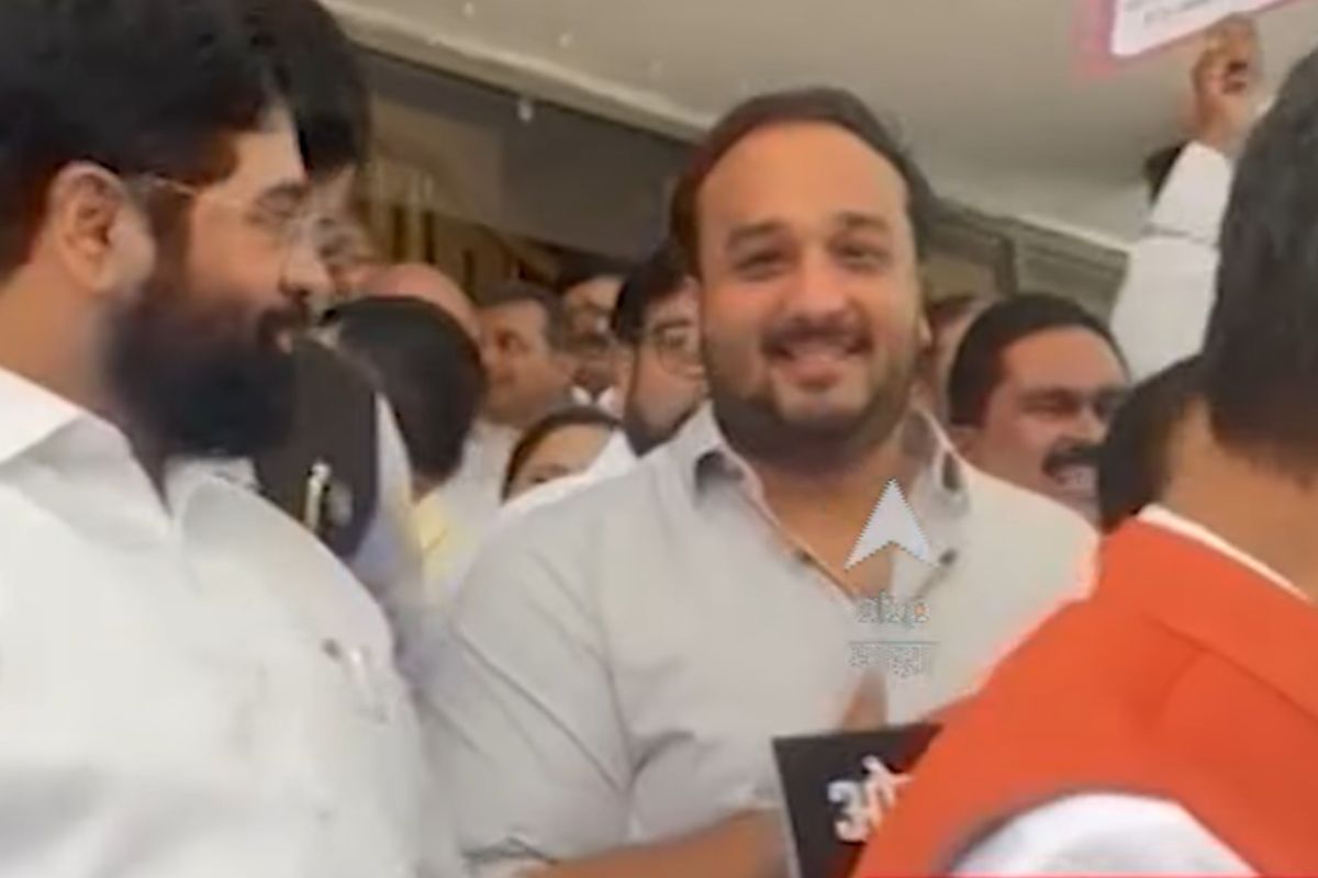 विधानभवनाच्या पायऱ्यांवर विरोधकांनी एकत्र जमून शिंदे सरकारविरोधात जोरदार घोषणाबाजी केली. यावेळी '50 खोके...एकदम ओके, ईडी सरकार हाय हाय' अशा घोषणा दिल्या