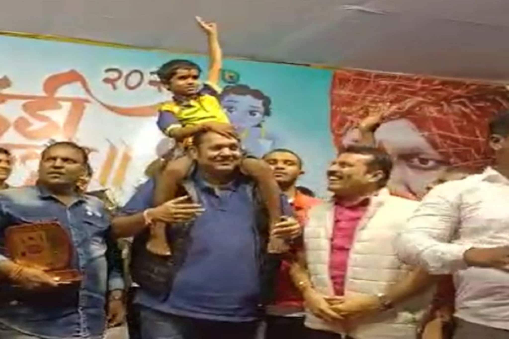 ...आणि उदयनराजेंनी चिमुकल्याला चक्क खांद्यावर उचललं, पाहा VIDEO