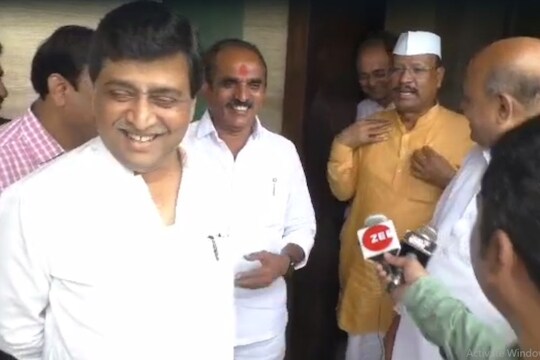 
नांदेड दौऱ्यावर असलेले कृषिमंत्री अब्दुल सत्तार यांनी आज माजी मंत्री अशोक चव्हाण यांच्या निवासस्थानी जाऊन त्यांची भेट घेतली