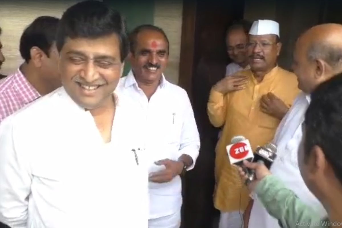 नांदेड दौऱ्यावर असलेले कृषिमंत्री अब्दुल सत्तार यांनी आज माजी मंत्री अशोक चव्हाण यांच्या निवासस्थानी जाऊन त्यांची भेट घेतली