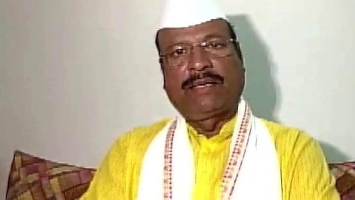 विधिमंडळाच्या अधिवेशनात टीईटी घोटाळ्याचा विषय बारकाईने मांडला होता. त्यावर चौकशा सुरू झाल्या आहेत. पण ती चौकशीही संशयास्पद दिसत आहे.