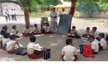 सर्व शिक्षा अभियानाचं धक्कादायक चित्र, शाळेतील खोल्या पाडल्या; झाडाखाली वर्ग सर्व शिक्षा अभियानाचं धक्कादायक चित्र, शाळेतील खोल्या पाडल्या; झाडाखाली वर्ग