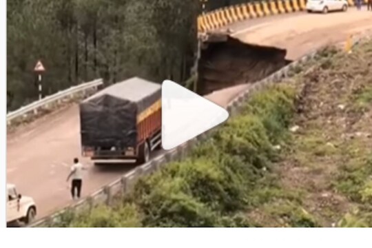 भयंकर Video : डोळ्यांसमोर फ्लायओव्हरचा रस्ता खचला, चालकांची तारांबळ; 2 गाड्या थेट दरीत