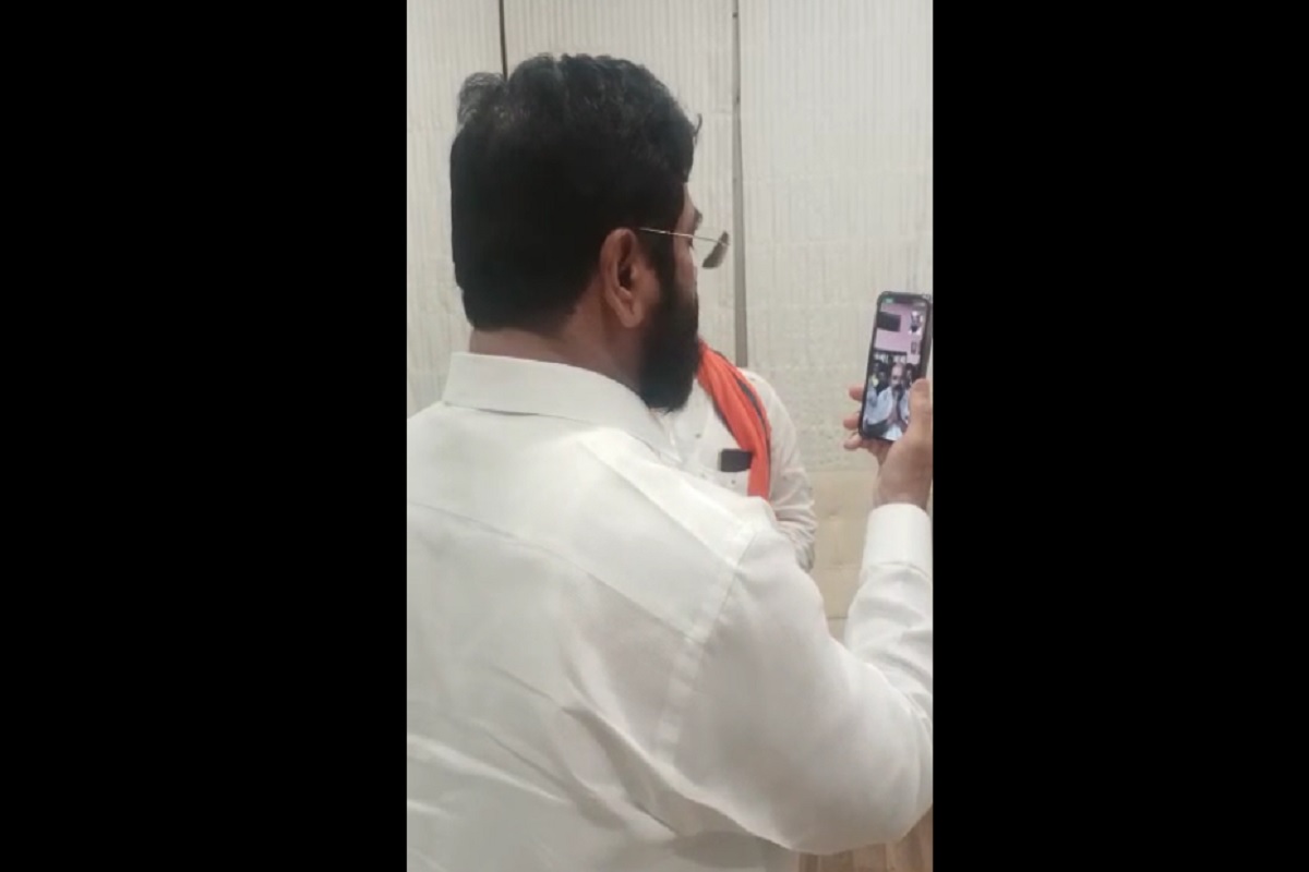 ऐनवेळी दौऱ्याला उशीर झाल्याने त्यांनी अनेक कार्यक्रम रद्द केले. पूरग्रस्त गावात गावकरी त्यांची वाट पाहत उभे होते.