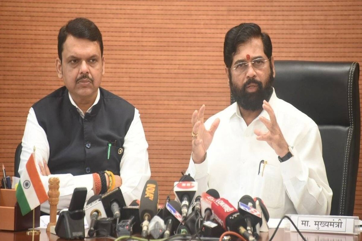 शिंदे सरकारच्या दुसऱ्या मंत्रिमंडळाचा विस्तार कधी होणार याकडे सर्वांचं लक्ष लागले आहे. तसंच पालकमंत्र्यांची घोषणाही त्यामुळे रखडली आहे