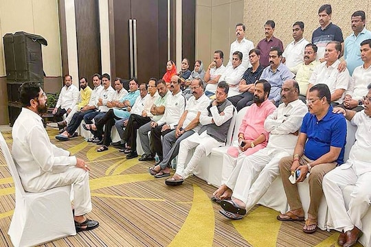 मंत्रिमंडळात स्वच्छ प्रतिमा असलेल्या नेत्यांना मंत्रिमंडळामध्ये संधी मिळणार आहे. काही नावावर फेरविचार करण्यासाठी बैठक सुरू