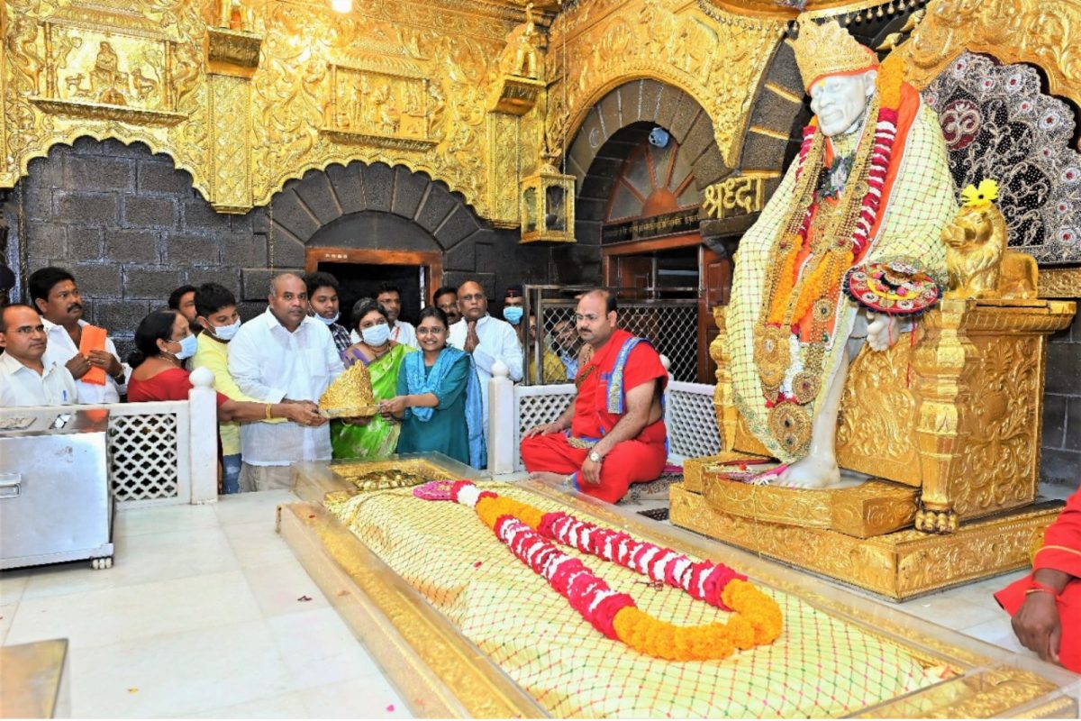 20 वर्षांपूर्वी पाहिलेलं स्वप्न अखेर पूर्ण; साईबाबांना सोन्याचा मुकूट दिला भेट