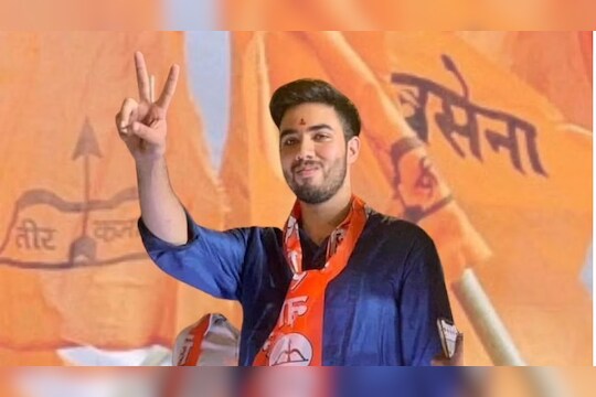 Shiv sena Tejas Thackeray : तेजस उद्धव ठाकरे, ठाकरे घराण्यातील युवाशक्तीचा नवा चेहरा, पोस्टर झळकले
