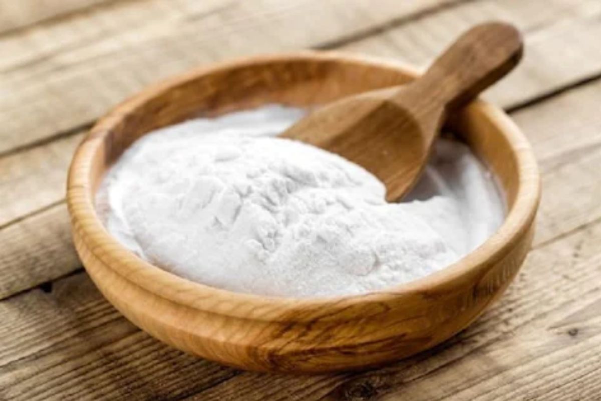 एरंडेल तेल आणि बेकिंग सोडा -
एरंडेल तेल आणि बेकिंग सोडा एकत्रितपणे तीळ काढण्याचे काम करू शकतात. बेकिंग सोडा तीळ कोरडे करतो आणि एरंडेल तेल त्वचेला मॉइश्चरायझ करण्याचे काम करते. तेल आणि सोडा एकत्र करून पेस्ट बनवा आणि त्याचा नियमित वापर करा.