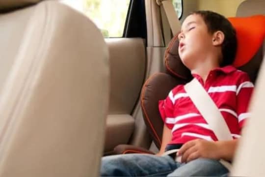 Sleeping On Chair : खुर्चीत बसून झोपणं चांगलं की वाईट? आरोग्यावर कसा होतो परिणाम?
