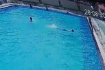 स्विमिंग पूलमध्ये उतरताच तरुणाला हृदयविकाराचा तीव्र झटका, सीसीटीव्हीत घटना कैद