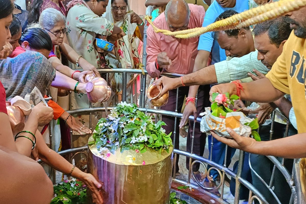 500 वर्षांचा इतिहास असलेलं राजराजेश्वर मंदिर, कावड यात्रेचीही मोठी परंपरा! VIDEO