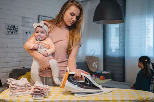 Parenting Tips : सिंगल मदर आहात? काम आणि मुलांना सांभाळताना असा काढा स्वतःसाठी 'Me Time'