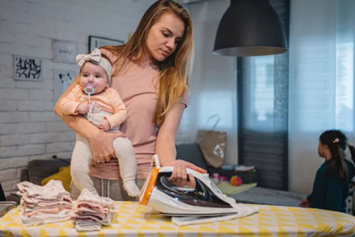 Parenting Tips : सिंगल मदर आहात? काम आणि मुलांना सांभाळताना असा काढा स्वतःसाठी 'Me Time'