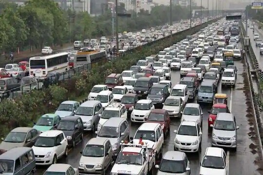 Live Traffic Updates : पुणेकरांनी मुख्यमंत्र्यांना वाटेत अडवत सांगितलं वाहतूक कोंडीचं गाऱ्हाणं